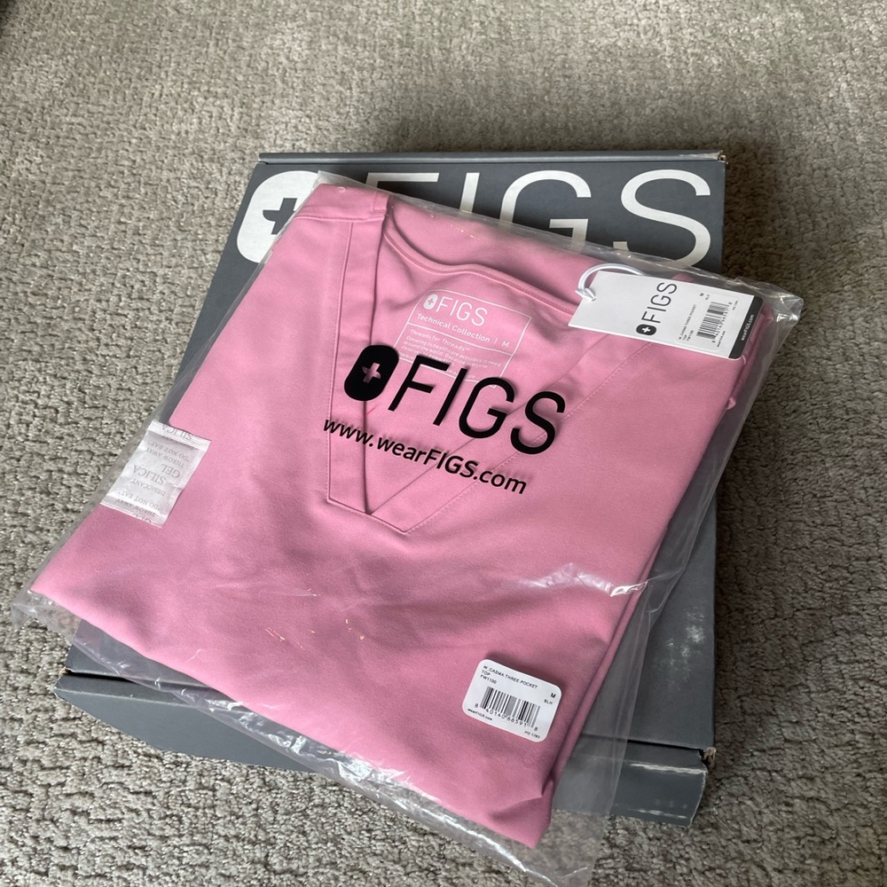 *NWT* Figs Chalk Pink Casma Scrub Top